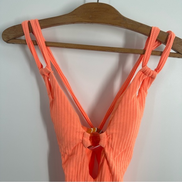 NWOT Becca Line in The Sand Lainey Textured Rib Plunge One-Piece Nectar - Picture 3 of 9